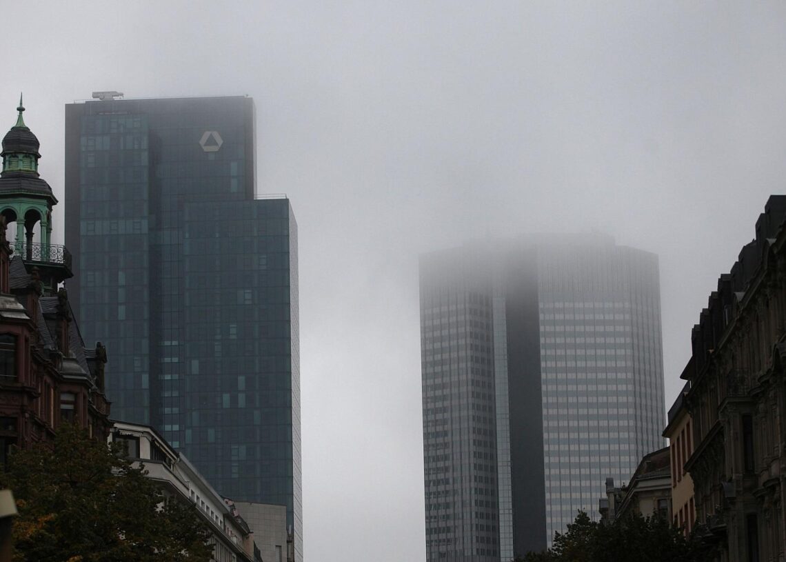 Frankfurter Bankentürme im Nebel (Archiv)