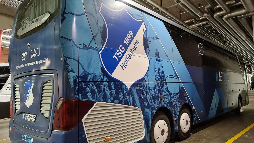 Mannschaftsbus der TSG Hoffenheim (Archiv)