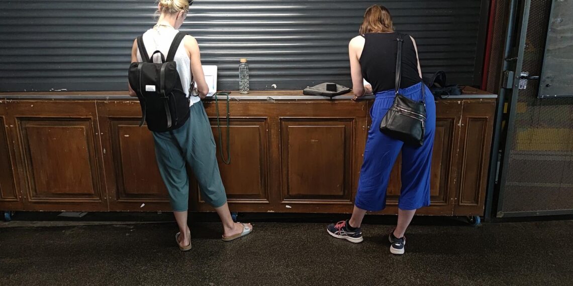 Zwei Frauen mit Laptop (Archiv)