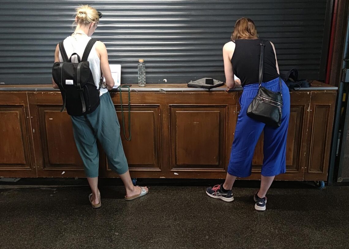 Zwei Frauen mit Laptop (Archiv)