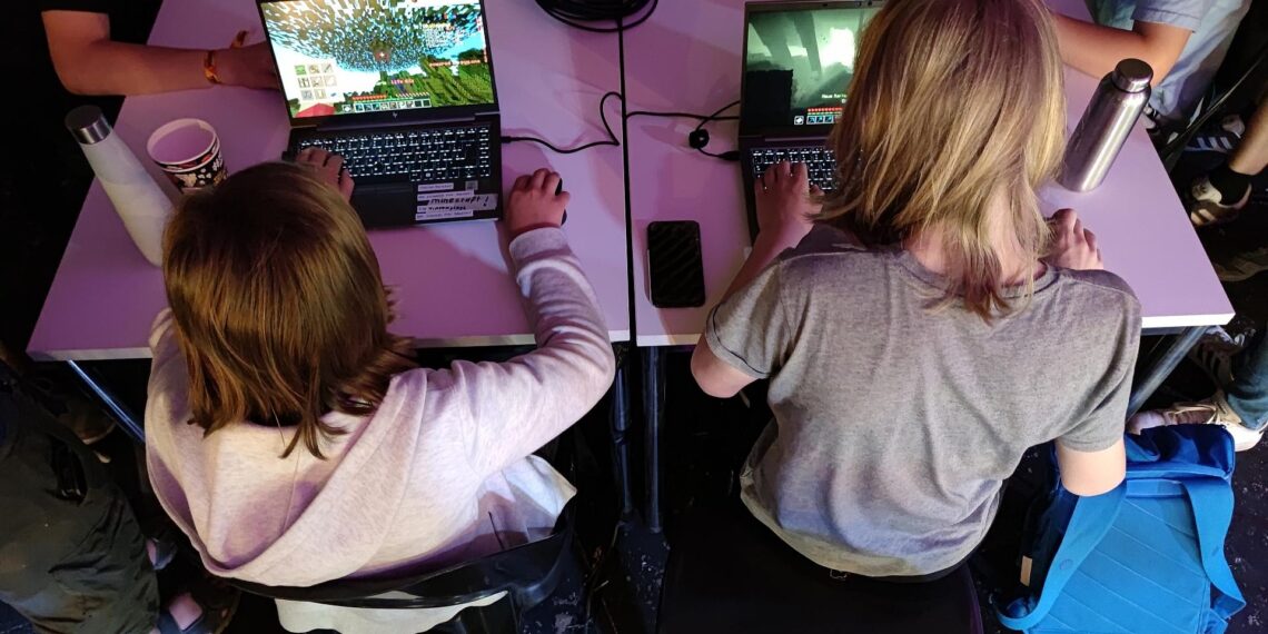 Junge Leute beim Zocken (Archiv)