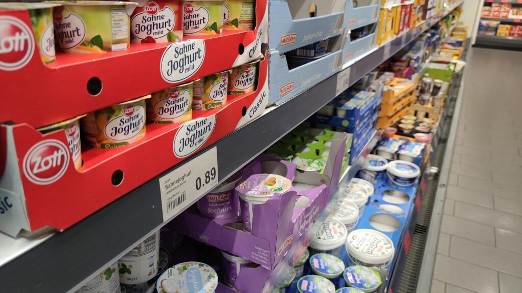 Joghurt in einem Supermarktregal (Archiv)