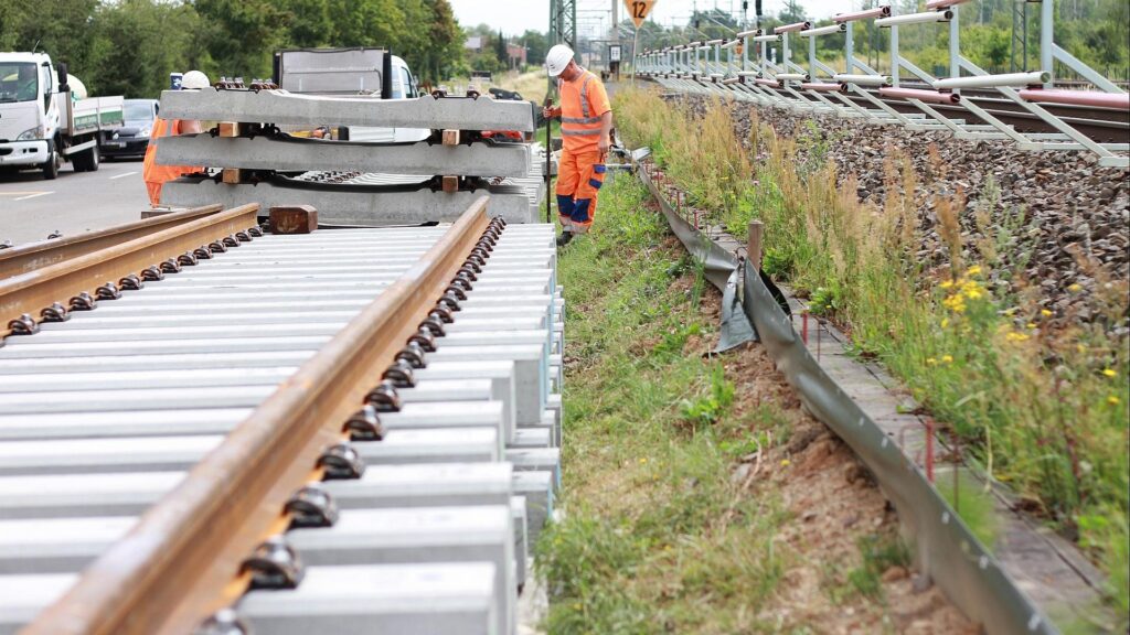 Bauarbeiten an der Bahnstrecke Halle (Saale) - Leipzig bei Kanena (Archiv)