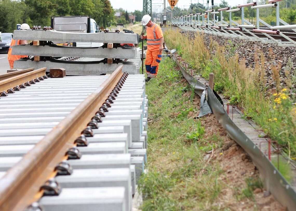 Bauarbeiten an der Bahnstrecke Halle (Saale) - Leipzig bei Kanena (Archiv)