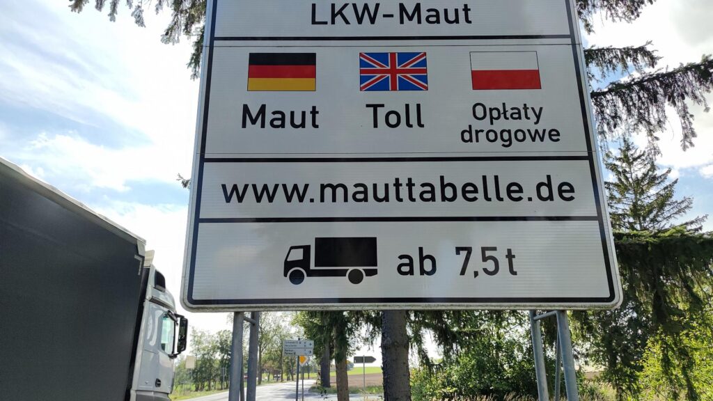 Hinweisschild auf LKW-Maut (Archiv)