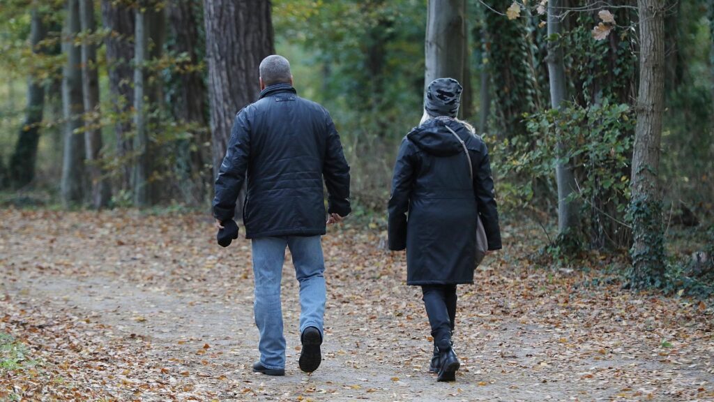 Paar geht spazieren (Archiv)