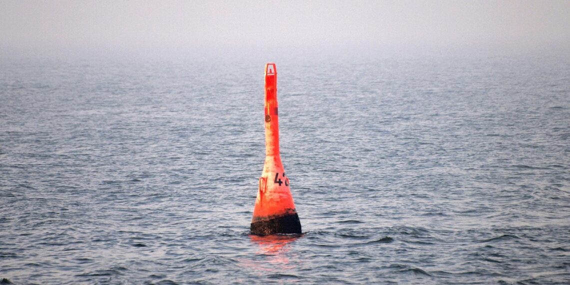 Eine Boje im Meer (Archiv)