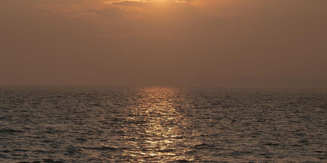 Sonnenuntergang über dem Meer (Archiv)