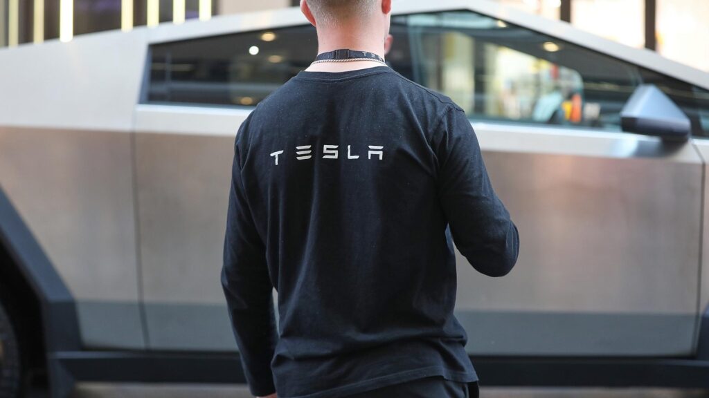 Tesla-Mitarbeiter vor Cybertruck (Archiv)