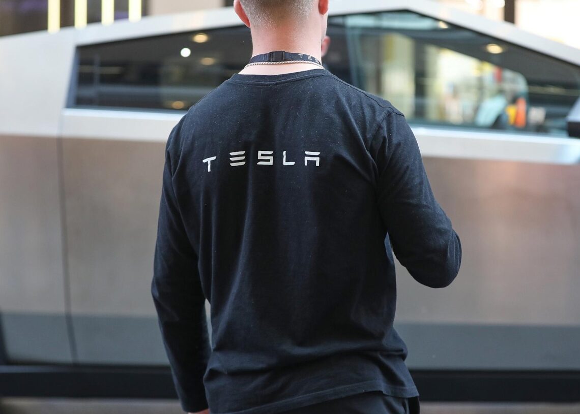 Tesla-Mitarbeiter vor Cybertruck (Archiv)