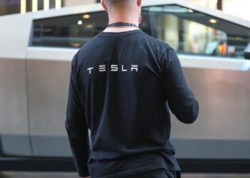 Tesla-Mitarbeiter vor Cybertruck (Archiv)