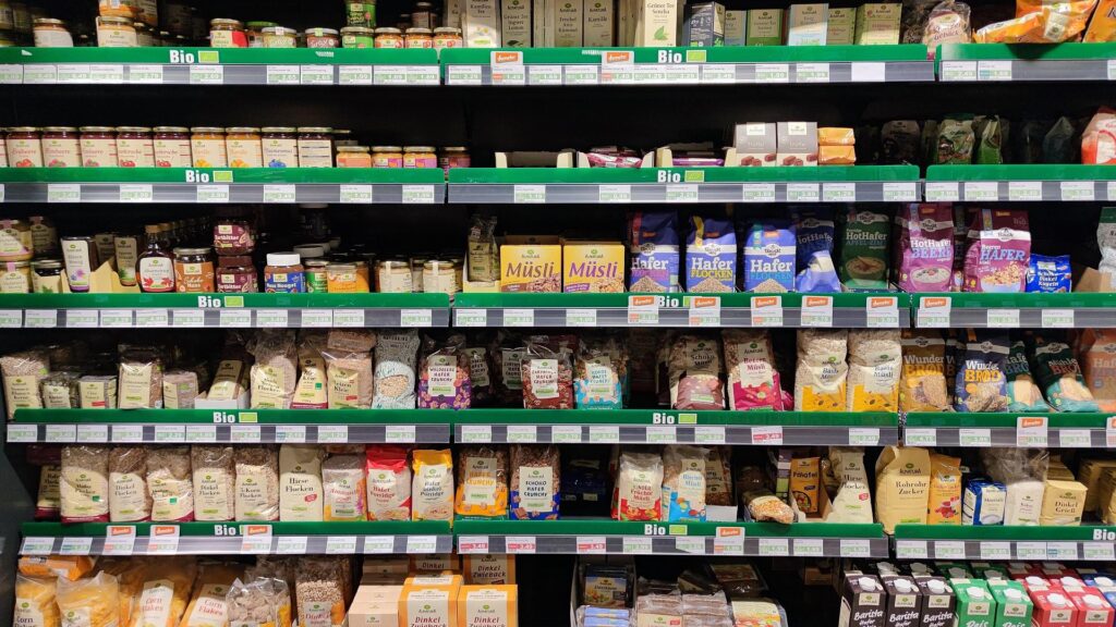 Bio-Produkte im Supermarkt (Archiv)