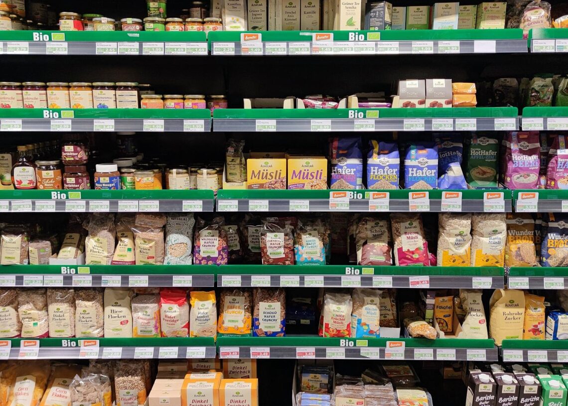 Bio-Produkte im Supermarkt (Archiv)