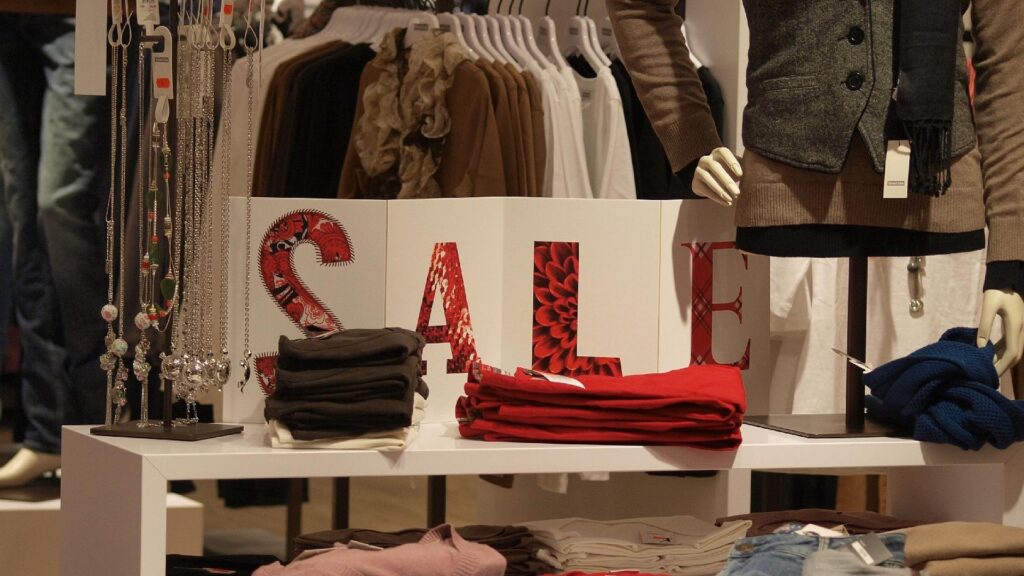 Angebote in einem Geschäft (Archiv)