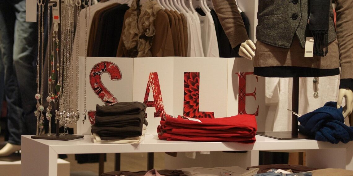 Angebote in einem Geschäft (Archiv)