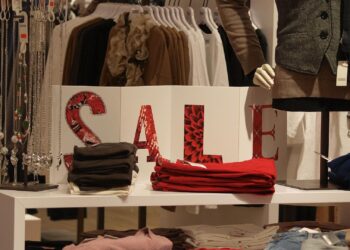 Angebote in einem Geschäft (Archiv)