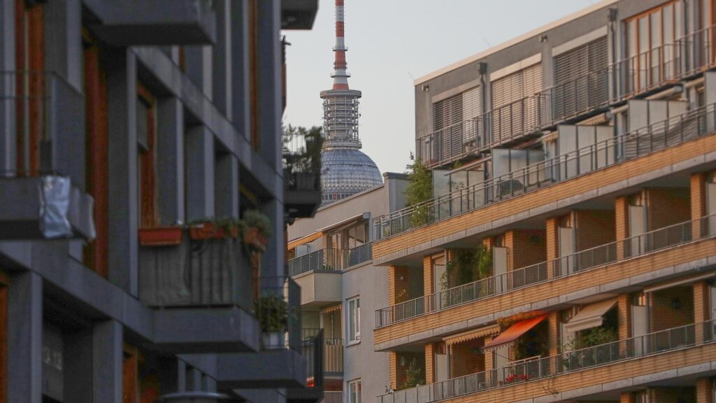 Wohnhäuser mit Berliner Fernsehturm (Archiv)