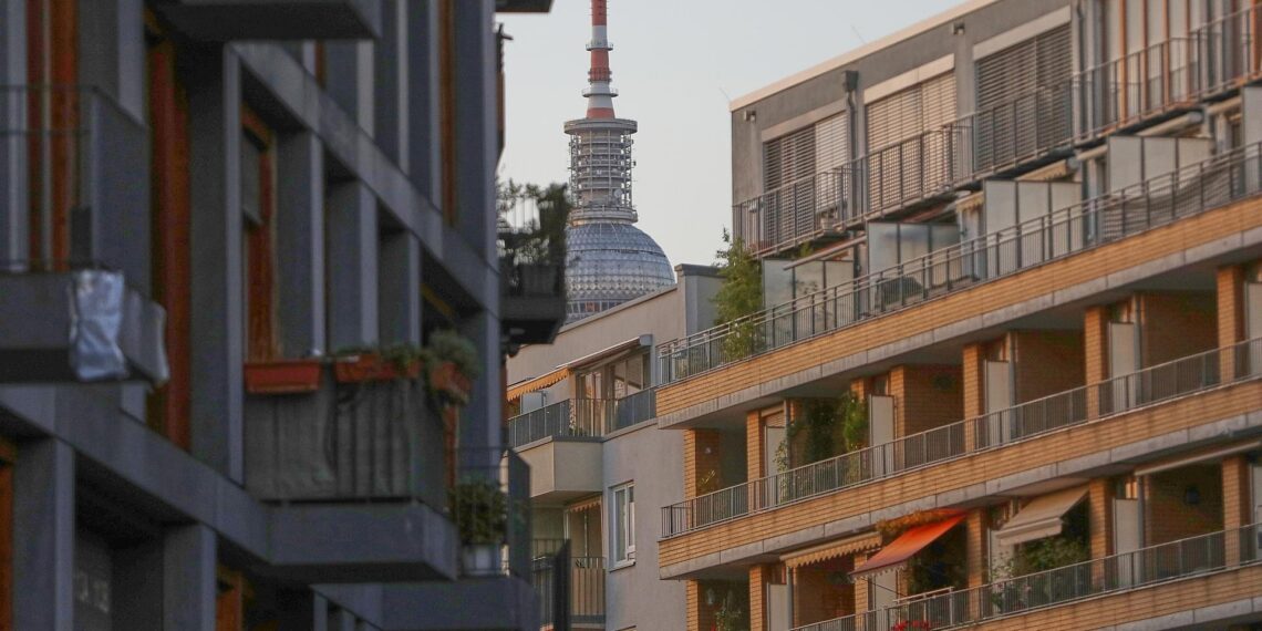 Wohnhäuser mit Berliner Fernsehturm (Archiv)