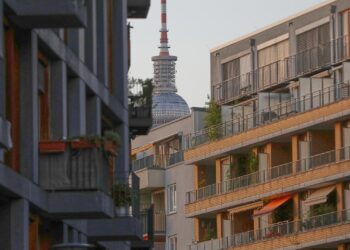 Wohnhäuser mit Berliner Fernsehturm (Archiv)