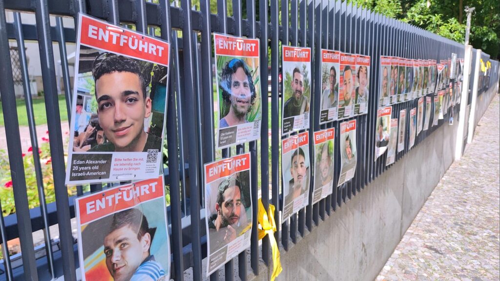 Castellucci fordert Geisel-Rückkehr und Verbesserungen in Gaza 11 Erinnerung an von der Hamas entführte Geiseln im Gazastreifen (Archiv)