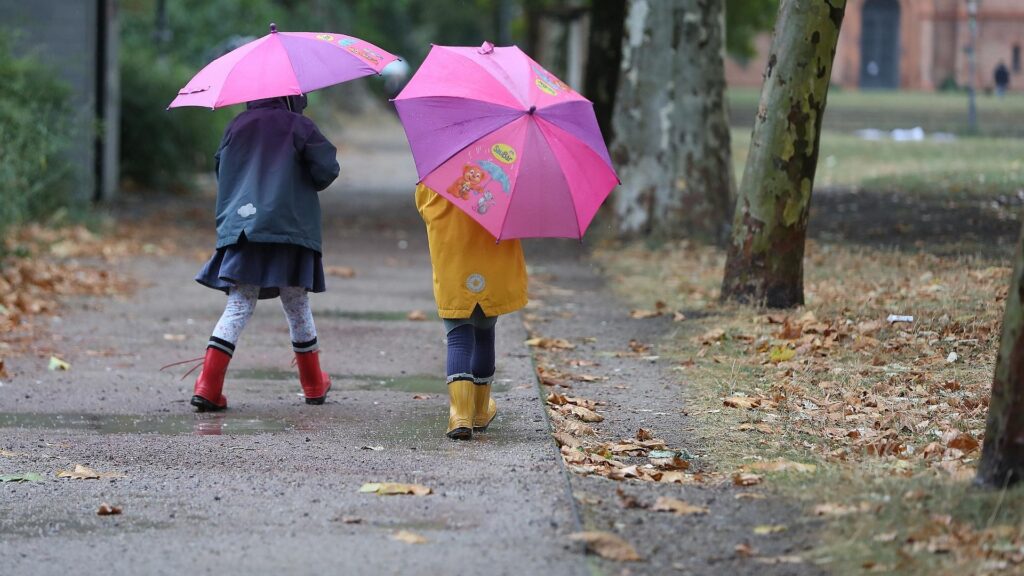 Zwei Kleinkinder bei Herbstanfang (Archiv)