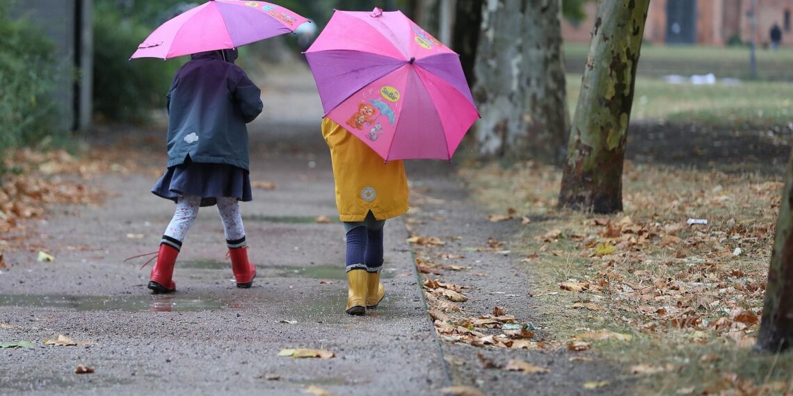 Zwei Kleinkinder bei Herbstanfang (Archiv)