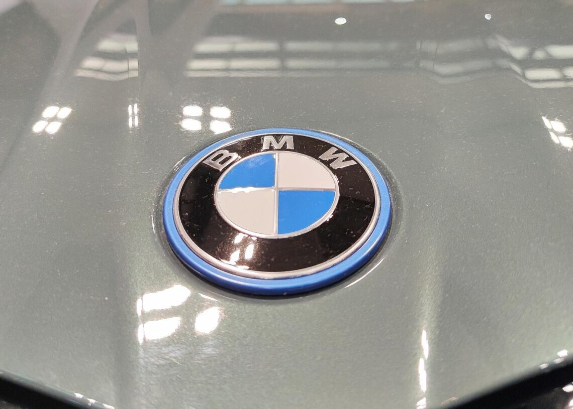 BMW-Logo am neuen BMW i5