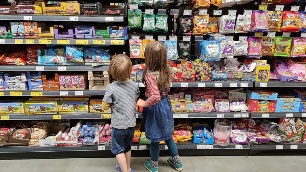 Kinder in einem Supermarkt (Archiv)