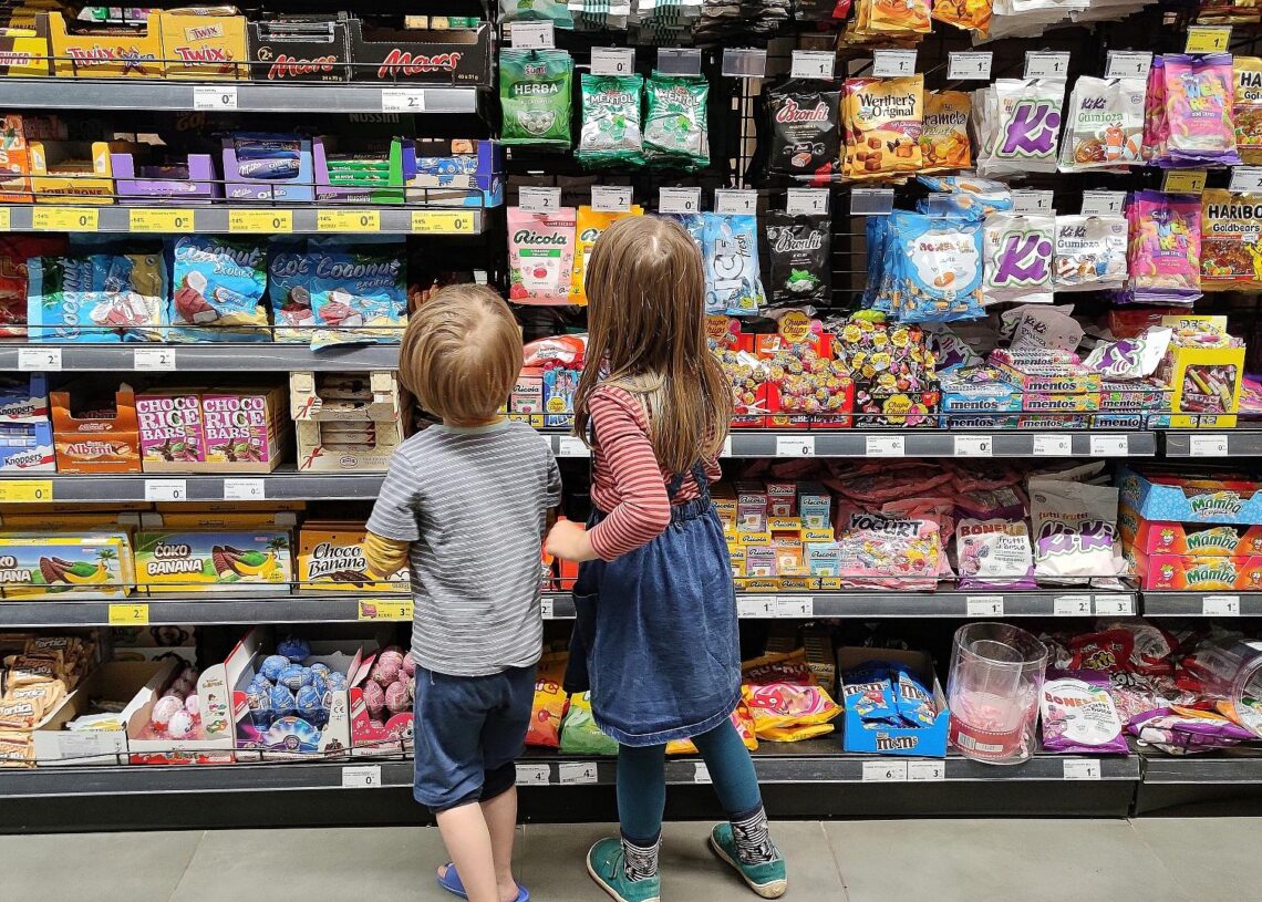 Kinder in einem Supermarkt (Archiv)