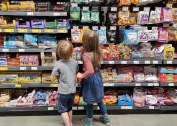 Kinder in einem Supermarkt (Archiv)