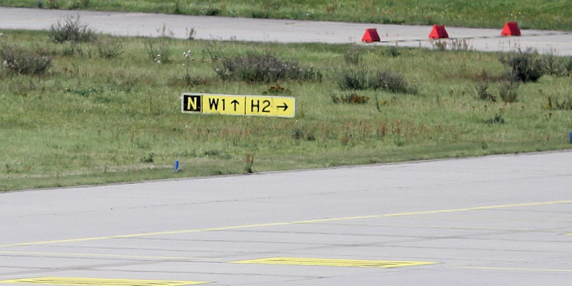 Start- und Landebahn an einem Flughafen (Archiv)