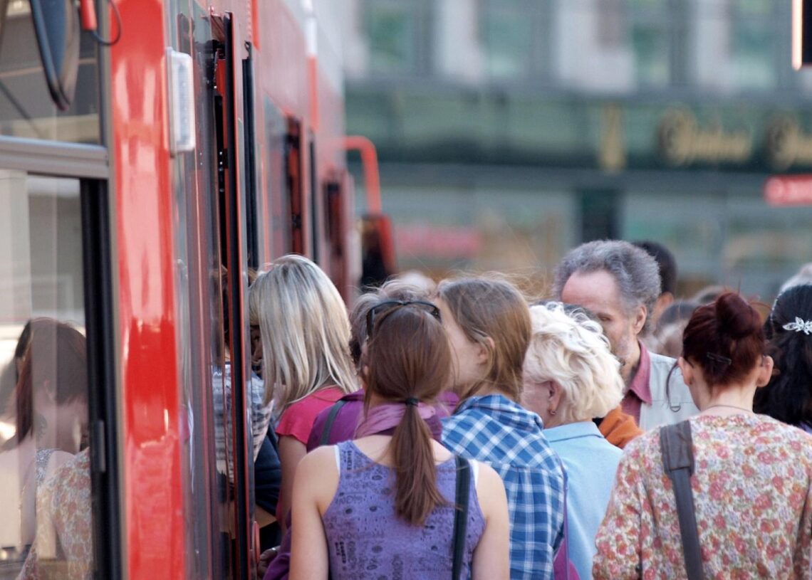 Fahrgäste in einer Straßenbahn (Archiv)