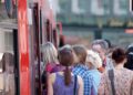 Fahrgäste in einer Straßenbahn (Archiv)