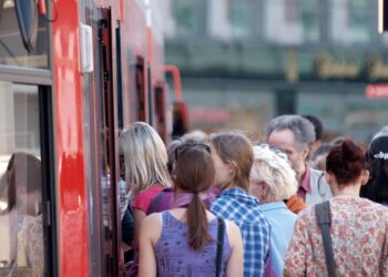 Fahrgäste in einer Straßenbahn (Archiv)