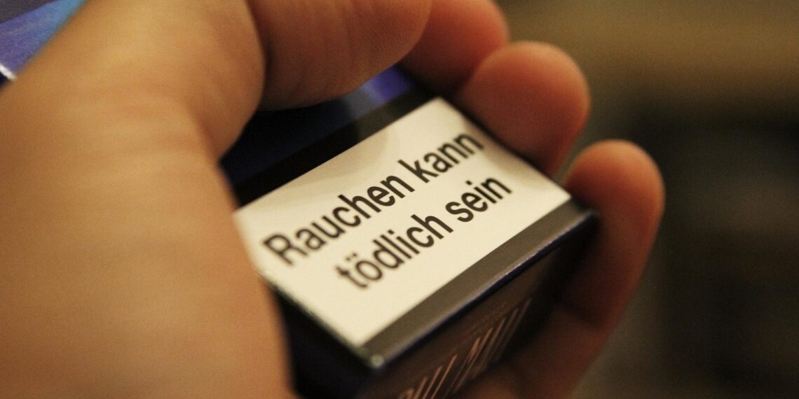 Raucherwarnung auf Zigarettenschachtel (Archiv)