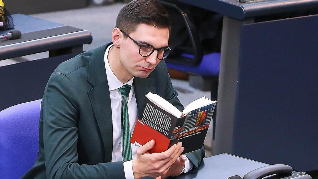 Sepp Müller liest `Die Täter sind unter uns` (Archiv)