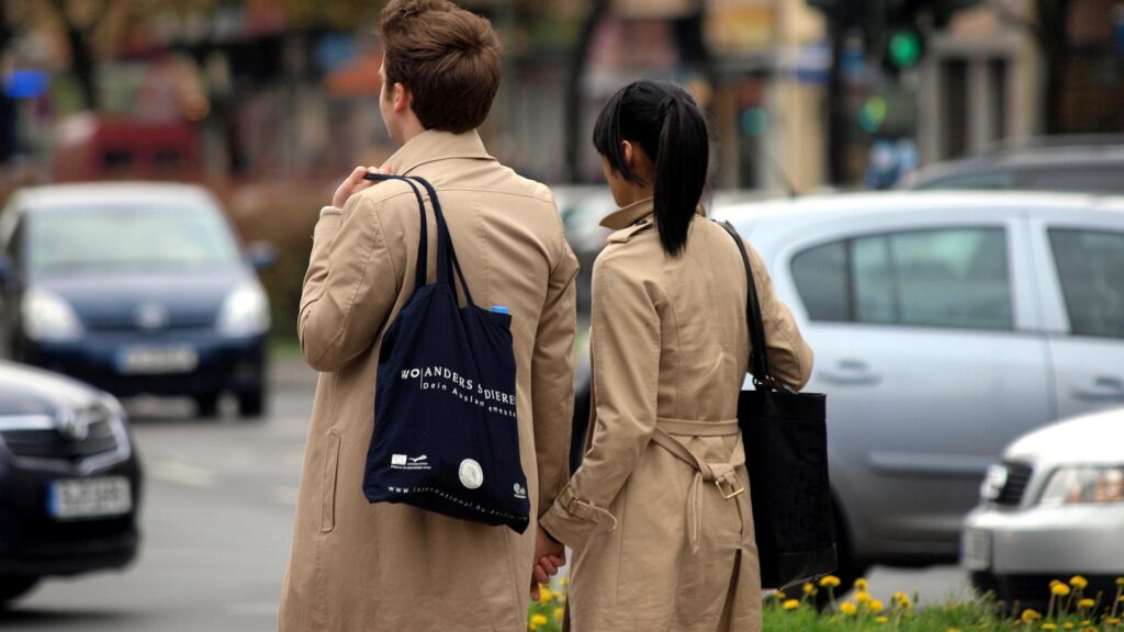 Junges Pärchen mit Einkaufstaschen (Archiv)