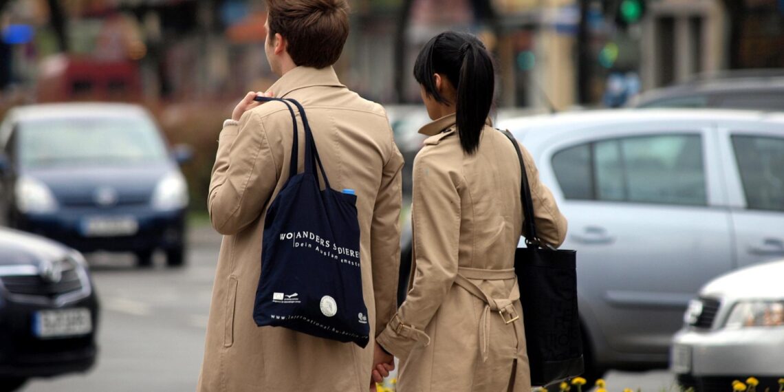 Junges Pärchen mit Einkaufstaschen (Archiv)