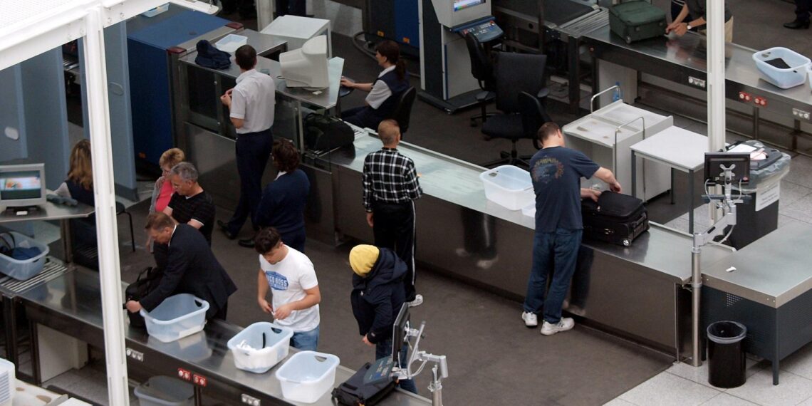 Sicherheitskontrolle am Flughafen
