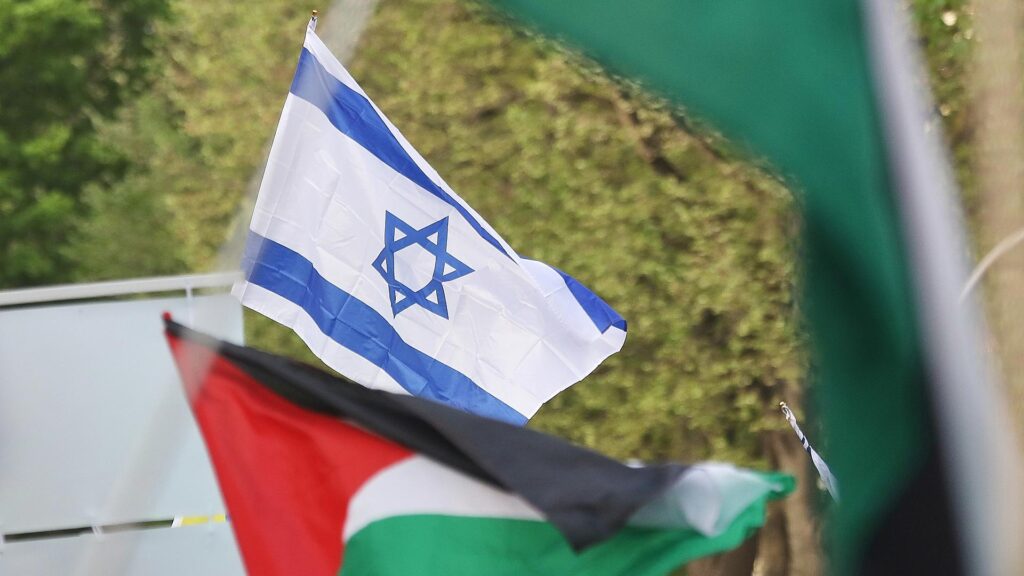 Flaggen von Israel und Palästinensern (Archiv)