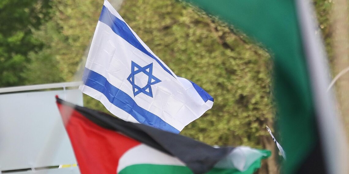 Flaggen von Israel und Palästinensern (Archiv)