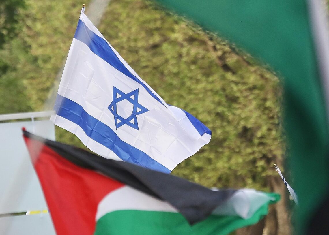 Flaggen von Israel und Palästinensern (Archiv)