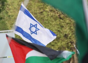 Flaggen von Israel und Palästinensern (Archiv)
