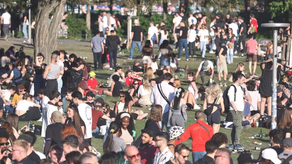 Junge Leute in einem Park (Archiv)