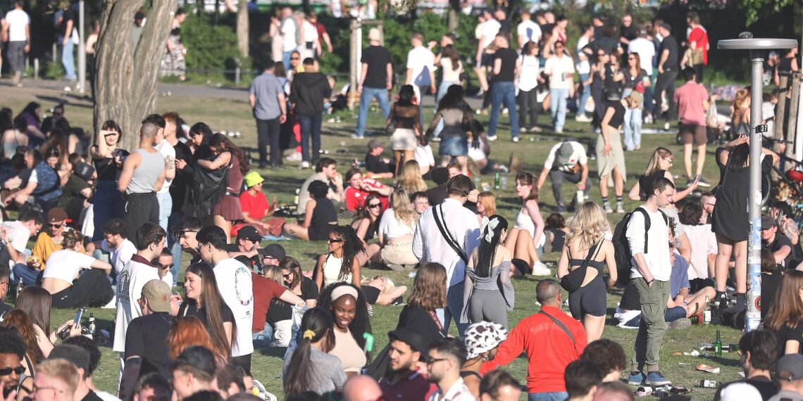 Junge Leute in einem Park (Archiv)