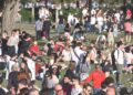 Junge Leute in einem Park (Archiv)