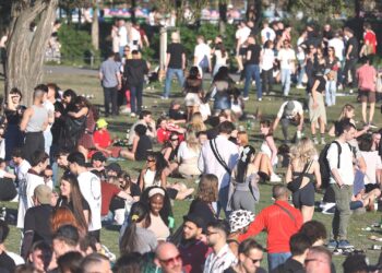 Junge Leute in einem Park (Archiv)