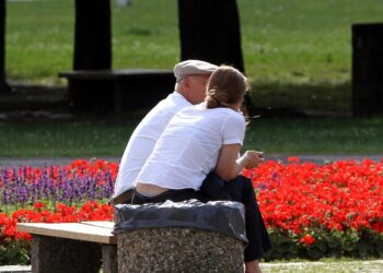 Alter Mann und junge Frau (Archiv)