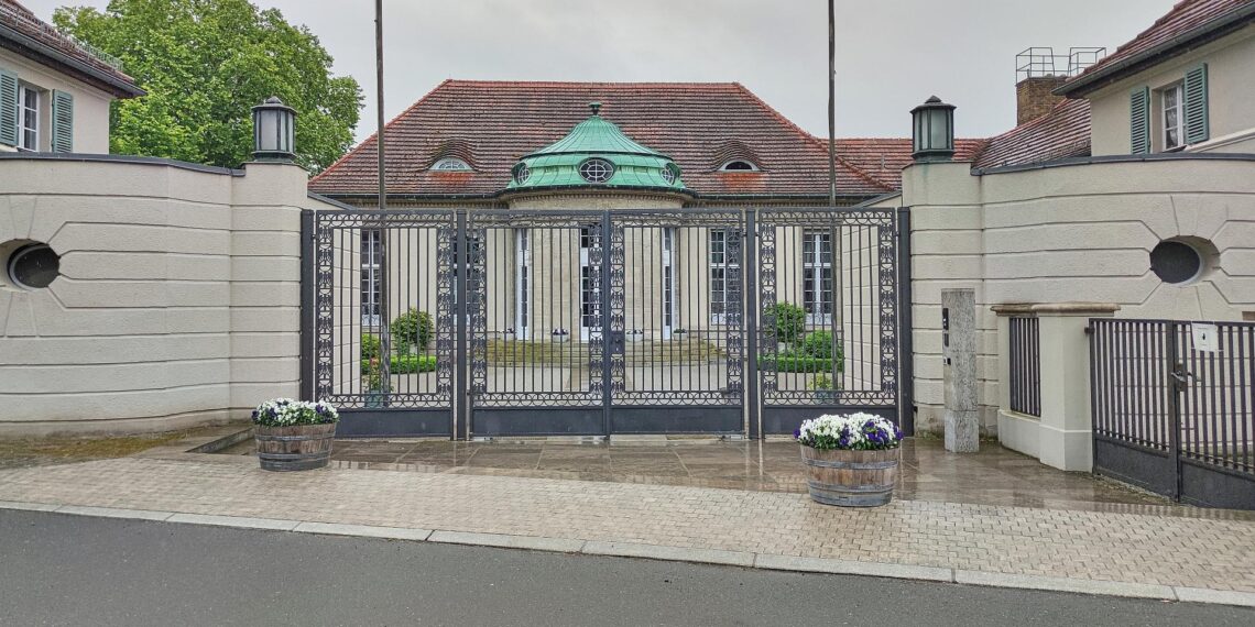 Polizeieinsatz wegen umstrittenem Influencer an Potsdamer Villa 1 Villa Adlon (Archiv)
