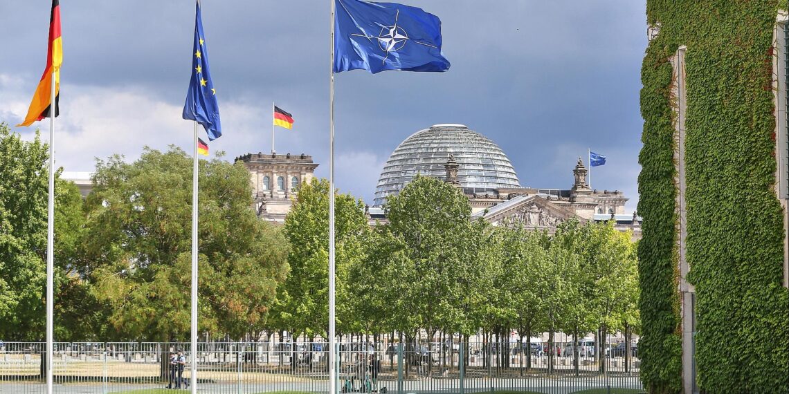 Klingbeil erwartet "Klartext" von Nato gegenüber Russland 1 Nato-Fahne (Archiv)